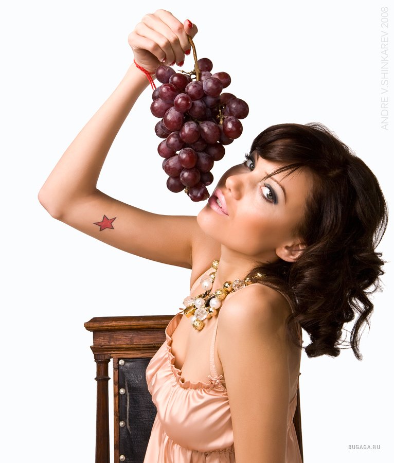 Голая сноха с виноградом в руках фото