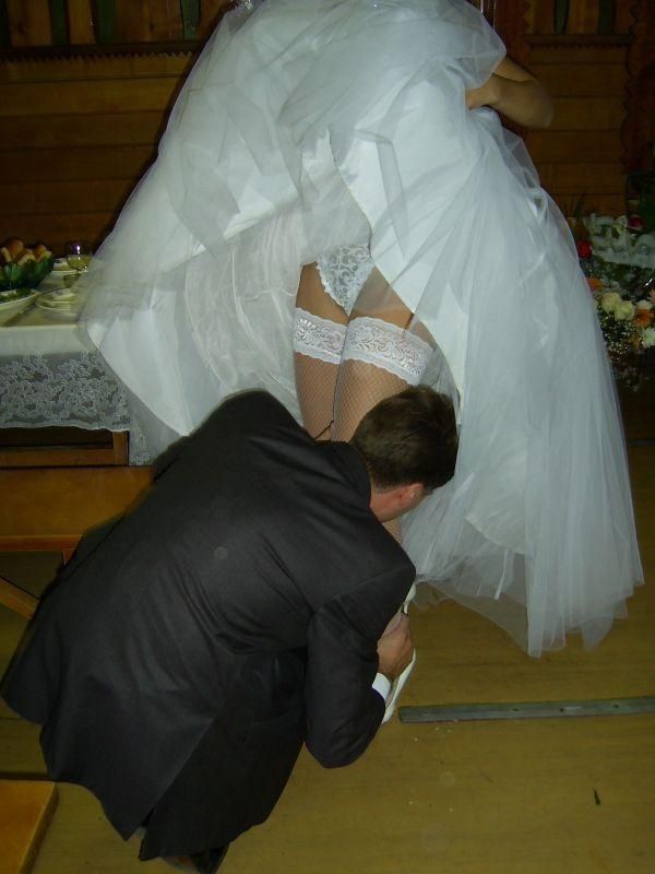 Трахает возбужденную невесту