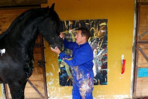 Картины, нарисованные лошадью