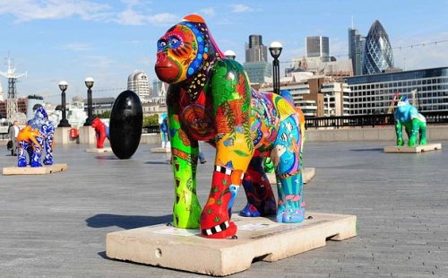 Статуи разноцветных горилл