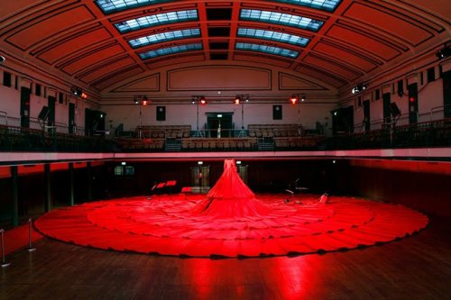 Концертный зал в виде красного платья