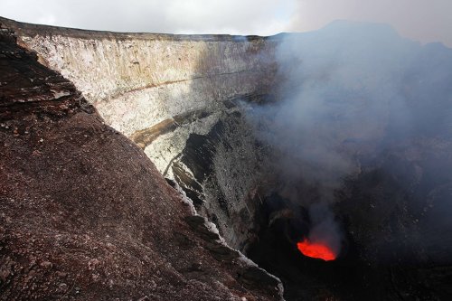 Спуск фотожурналистов в кратер действующего вулкана Марум