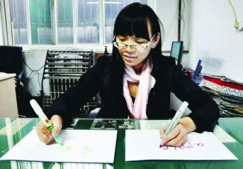 Удивительная китаянка может одновременно писать обеими руками на разных языках