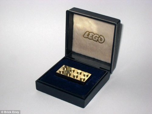 Кирпичик LEGO из золота