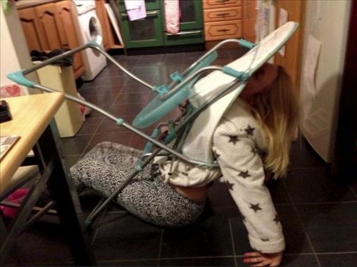 Пьяная мамаша – в детском раскладном стуле (5 фото)