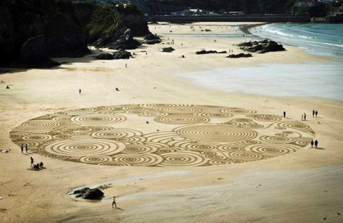 Рисунки на песчаном пляже (10 фото)