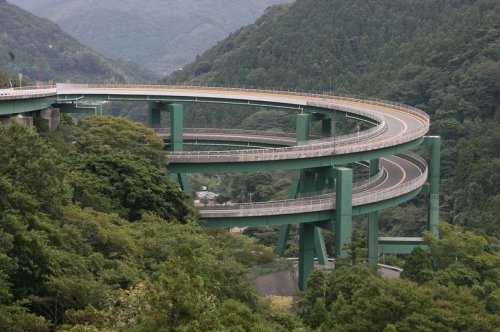 Спиральный мост Кавадзу-Нанадару в Японии (5 фото)