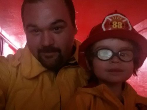 Детский уголок в виде пожарной машины для любимого сына (5 фото)