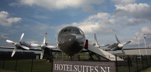 Самолёт Ил-18, переоборудованный в роскошный номер люкс (14 фото)