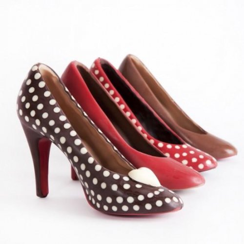 Шоколадные туфли на высоком каблуке – пожалуй, самый лучший подарок на День Святого Валентина для женщин