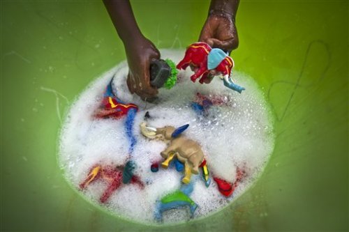 Кенийская компания превращает старые вьетнамки в разноцветные игрушки (12 фото)