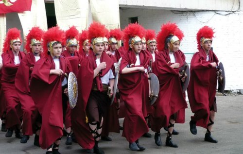 Выпускники в древнеримских нарядах (2 фото)