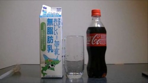 Экспериментальный уголок: в Кока-Колу добавляем молоко (13 фото)