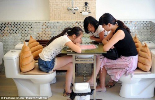 Туалетные кафе становятся популярными в Китае (7 фото)