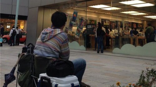 Самый фанатичный покупатель айфона в Японии (6 фото)