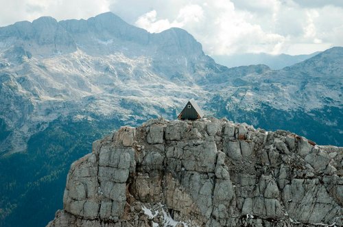 Горный приют имени Луки Вуерича на вершине хребта Юлийских Альп (20 фото)