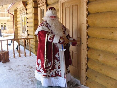 Дед Мороз, Санта-Клаус и их коллеги со всего света (17 фото)