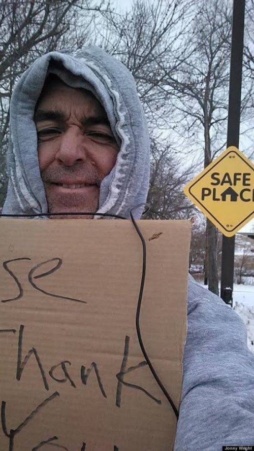 Бизнесмен из штата Айова притворяется бездомным и награждает щедрых прохожих (2 фото)
