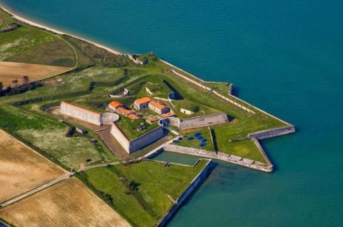 7 Потрясающих крепостей на побережье Франции (19 фото)