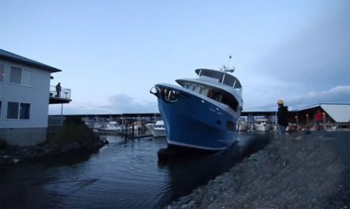 Как не надо спускать на воду яхту за 10 миллионов (12 фото + видео)