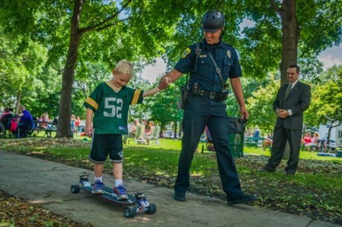 Встречайте первого в мире полицейского, передвигающегося на скейтборде (3 фото + видео)