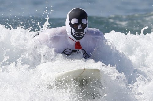 В Санта-Монике прошли соревнования среди серфингистов, посвящённые Хэллоуину (19 фото)
