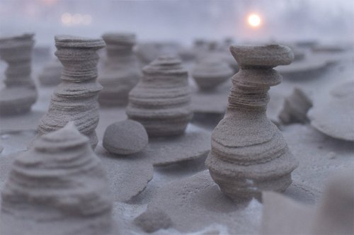 Причудливые песчаные башенки на берегу озера Мичиган (6 фото)