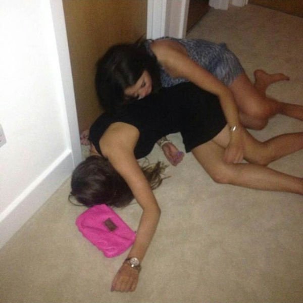 Лесбийский секс с пьяной подругой в коридоре