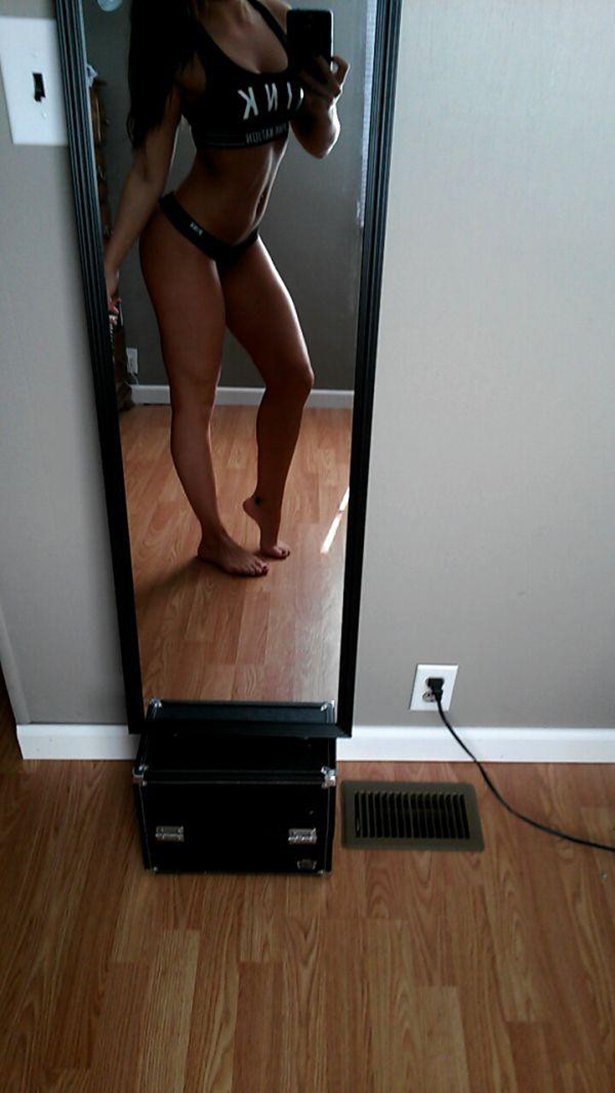 Брюнетка позирует перед зеркалом в гардеробной комнате и фотографирует обнаженное тело в разных позах