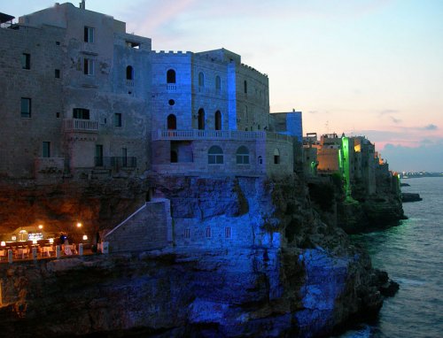 Ресторан в пещере Grotta Palazzese с потрясающим видом на море (10 фото)