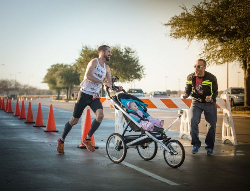 Мужчина выиграл полумарафон с дочерью в детской коляске (7 фото)