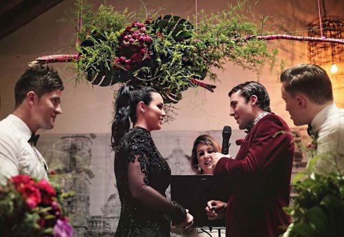 Нарушая традиции, невеста вышла замуж в чёрном платье (12 фото)