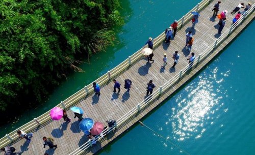 Необычная прогулочная аллея в Китае, построенная по течению реки (7 фото)