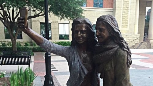 В Техасе установили памятник любителям селфи (3 фото)