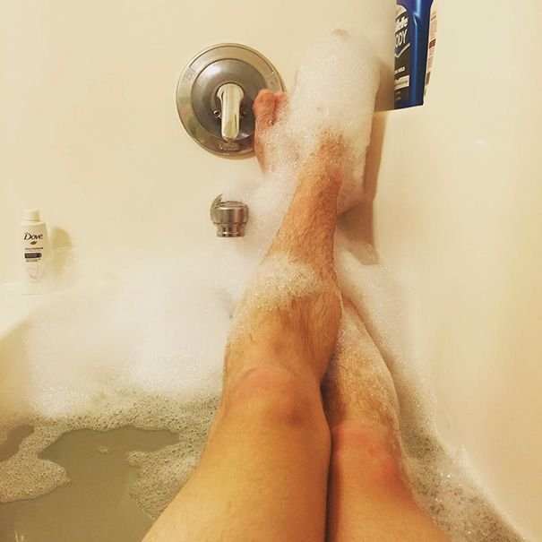 Подруга в ванне бреет ноги фото