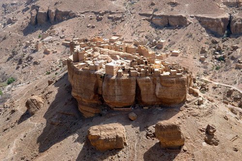 Деревня в Йемене, будто из фильма "Властелин колец" (3 фото)