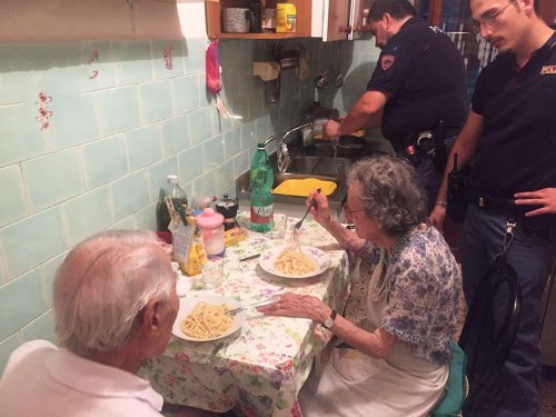 Полицейские приготовили ужин престарелым супругам, почувствовавшим себя одинокими (2 фото)