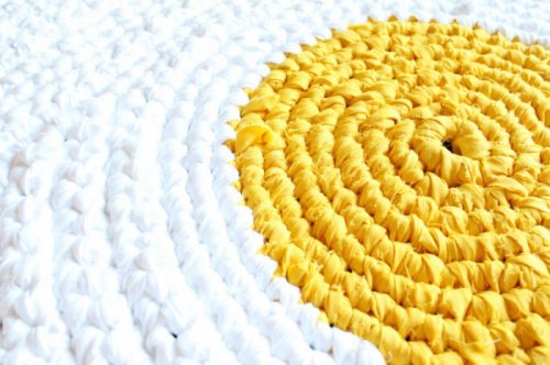 Необычные вязаные напольные коврики от Карли Делледжер (9 фото)
