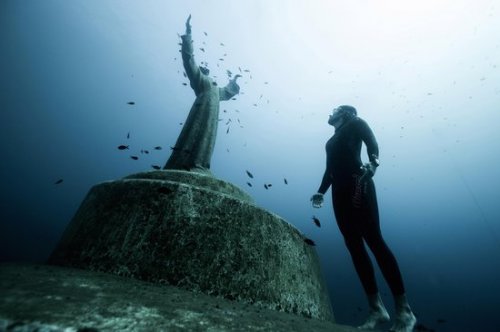 Удивительные статуи, которые можно увидеть только под водой (10 фото)