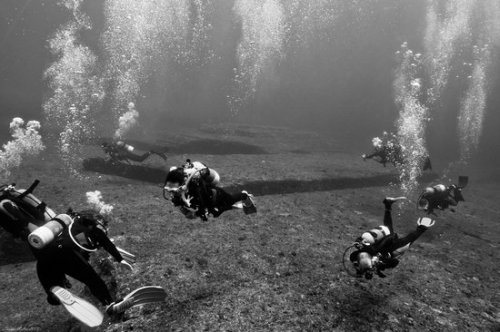 Удивительные статуи, которые можно увидеть только под водой (10 фото)
