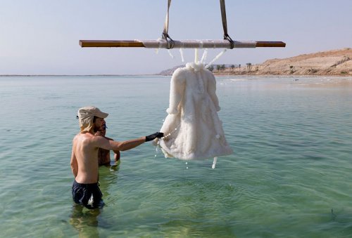 Как выглядит платье, на 2 года погружённое в Мёртвое море (8 фото)