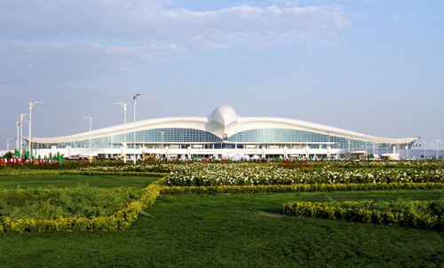 Уникальный аэропорт в Ашхабаде в форме сокола (4 фото)