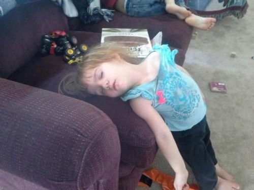 Дети, которые могут заснуть везде (16 фото)
