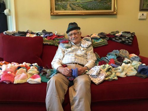 86-летний пенсионер научился пользоваться спицами, чтобы вязать шапочки для недоношенных детей (3 фото)