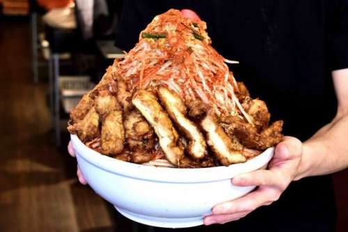 Токийский ресторан заплатит $438 тому, кто съест эту огромную порцию рамэна за 20 минут (3 фото)
