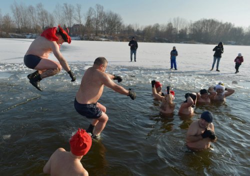 Пловцы начинают Новый год с Ледяных Нырков (50 фото)