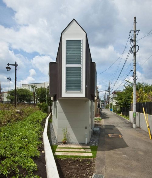 Этот узкий дом из Японии выглядит маленьким, пока не заглянешь внутрь…