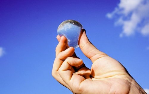 Съедобные пузыри с водой, которые вскоре могут заменить пластиковые бутылки (5 фото + видео)