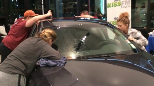 Женщина целовала новый автомобиль в течение 50 часов, чтобы стать его обладательницей (4 фото + видео)