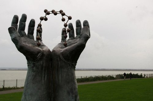 Гигантские скульптуры рук по всему миру (14 фото)